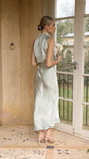 Lisa - Luxe satin dress with an elegant look