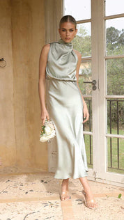Lisa - Luxe satin dress with an elegant look