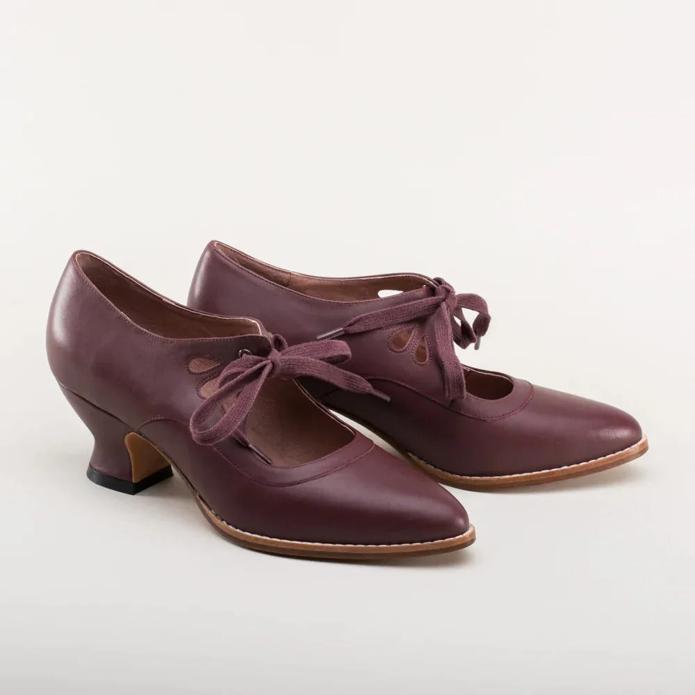 Women's Vintage Pumps With Bow Closure And Low Heel