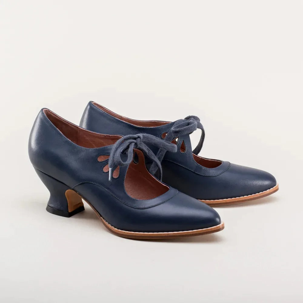 Women's Vintage Pumps With Bow Closure And Low Heel