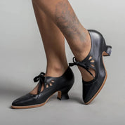Women's Vintage Pumps With Bow Closure And Low Heel