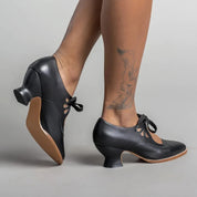 Women's Vintage Pumps With Bow Closure And Low Heel