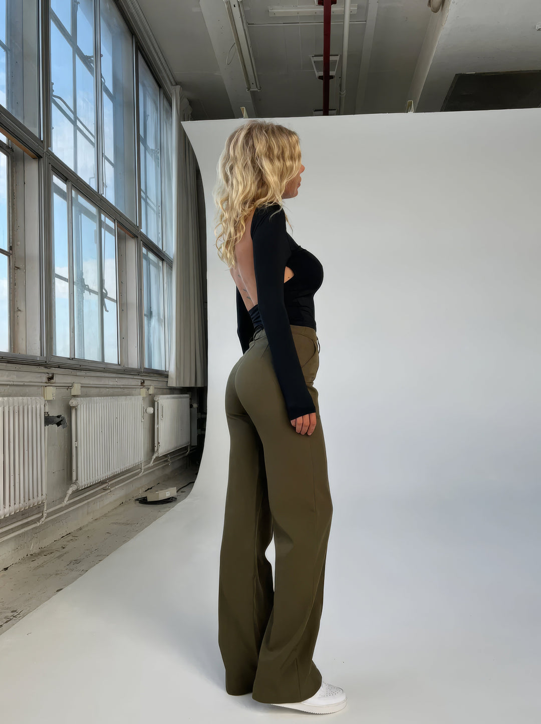 Elegant Pants with High Waist and Vertical Front Seam