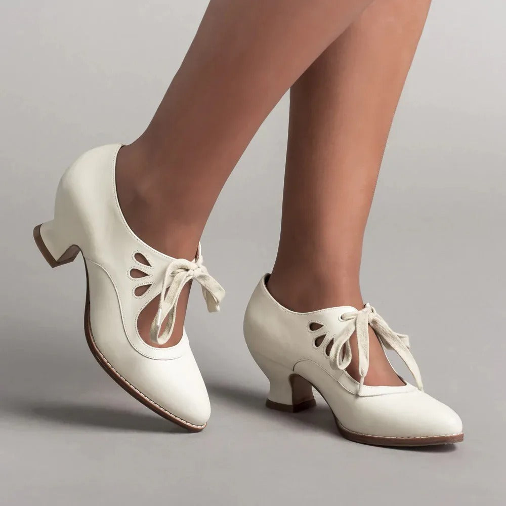 Women's Vintage Pumps With Bow Closure And Low Heel