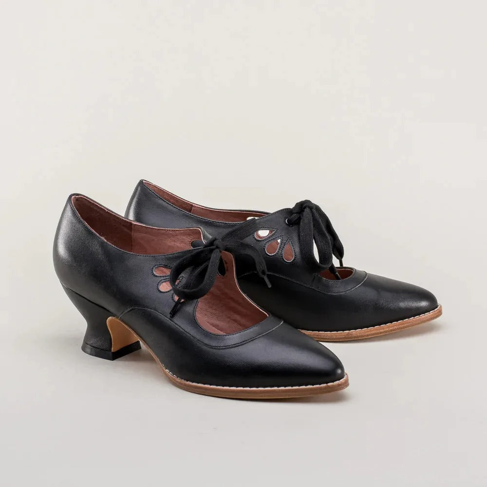 Women's Vintage Pumps With Bow Closure And Low Heel