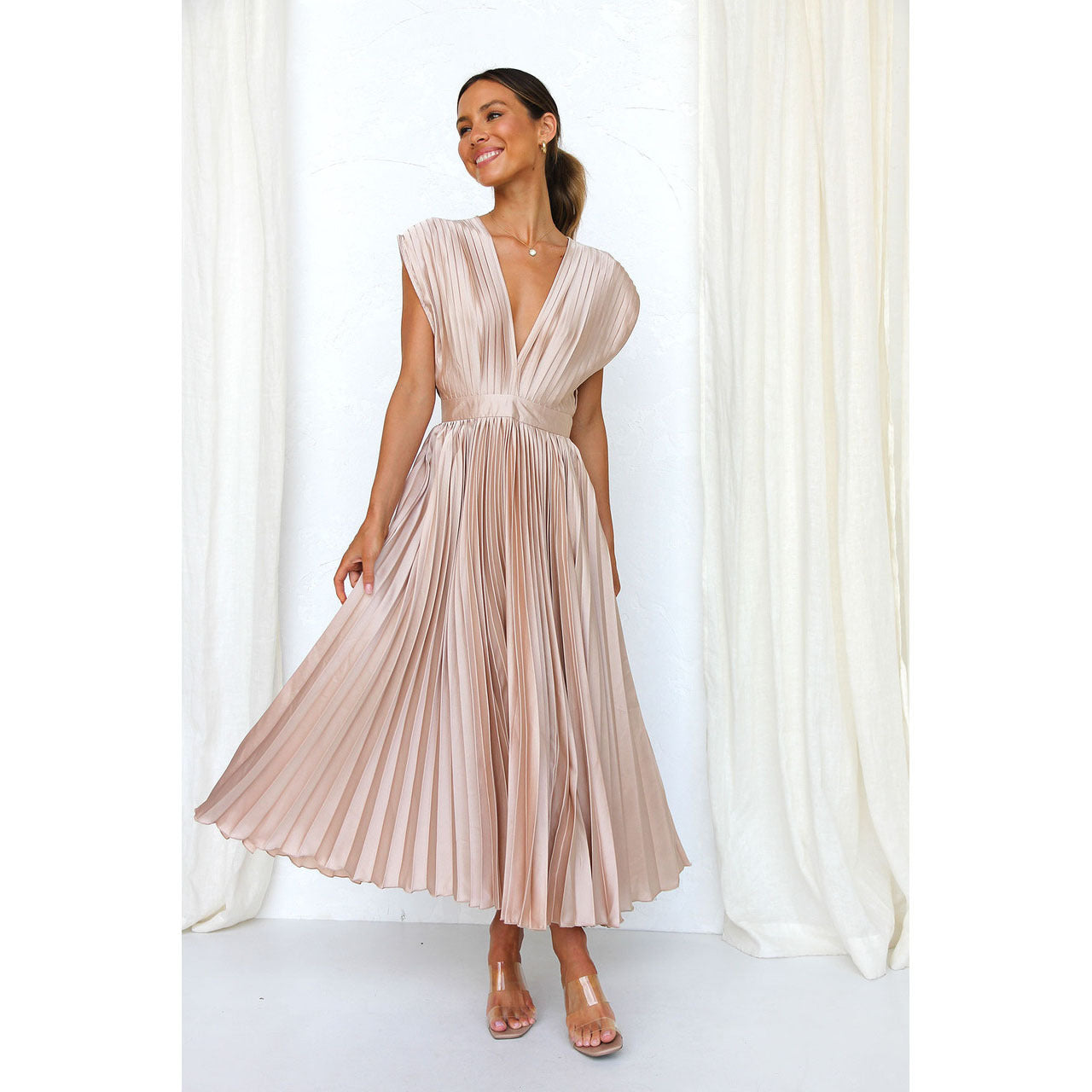 Ilse - Refined pleated midi dress with V-neck