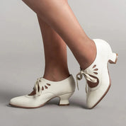 Women's Vintage Pumps With Bow Closure And Low Heel