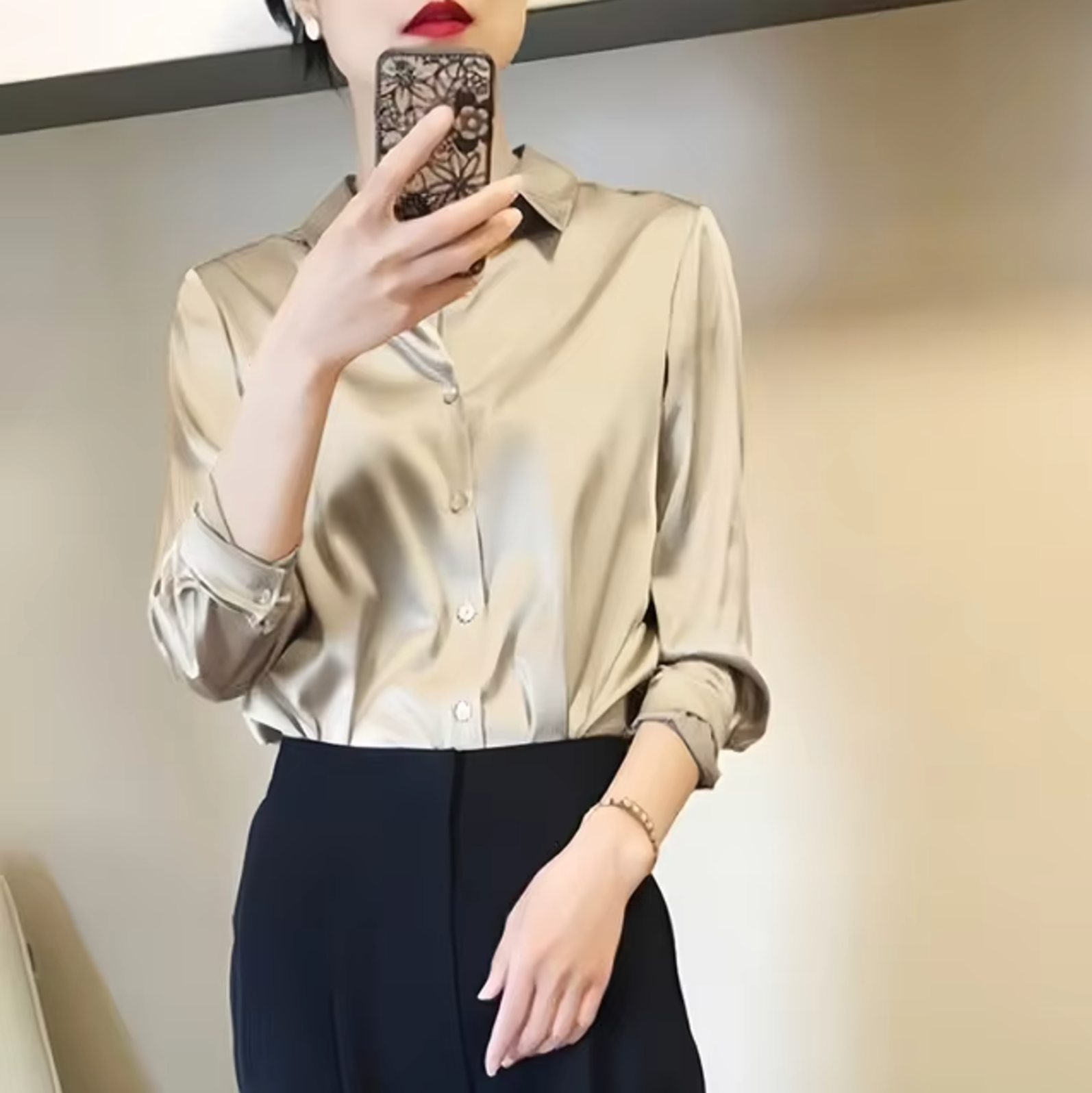 Women's Chic Blouse with Long Sleeves for an Elegant Fit