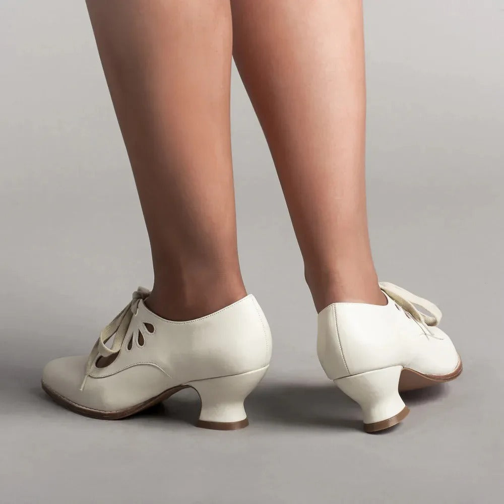 Women's Vintage Pumps With Bow Closure And Low Heel