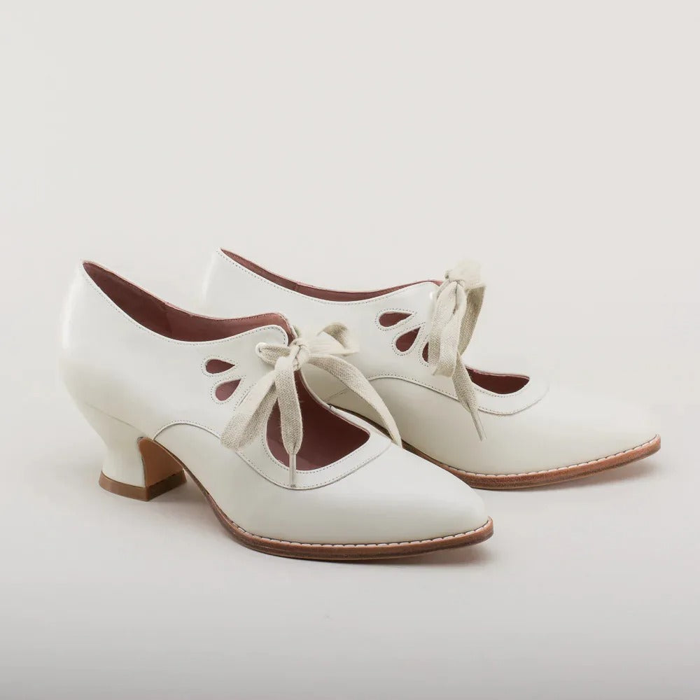 Women's Vintage Pumps With Bow Closure And Low Heel