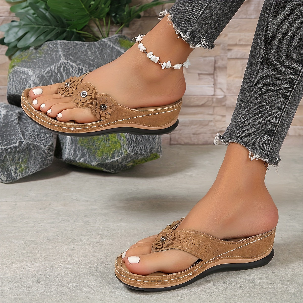Comfort teen slippers with flower detail and wedge heel for women