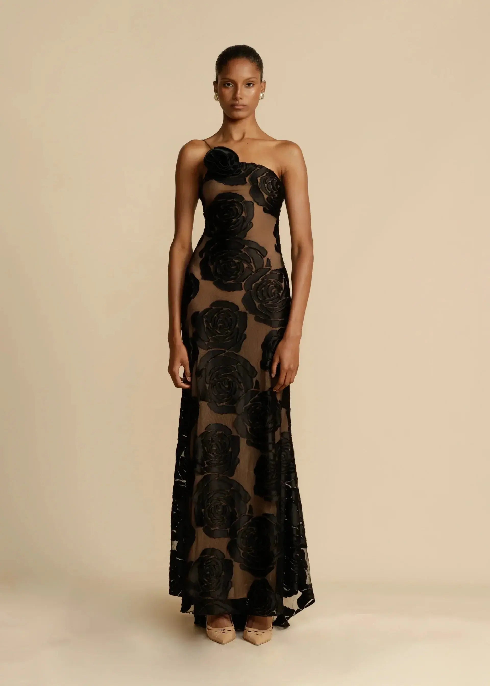 Elegant Maxi Party Dress for Women with One-Shoulder and Floral Applique