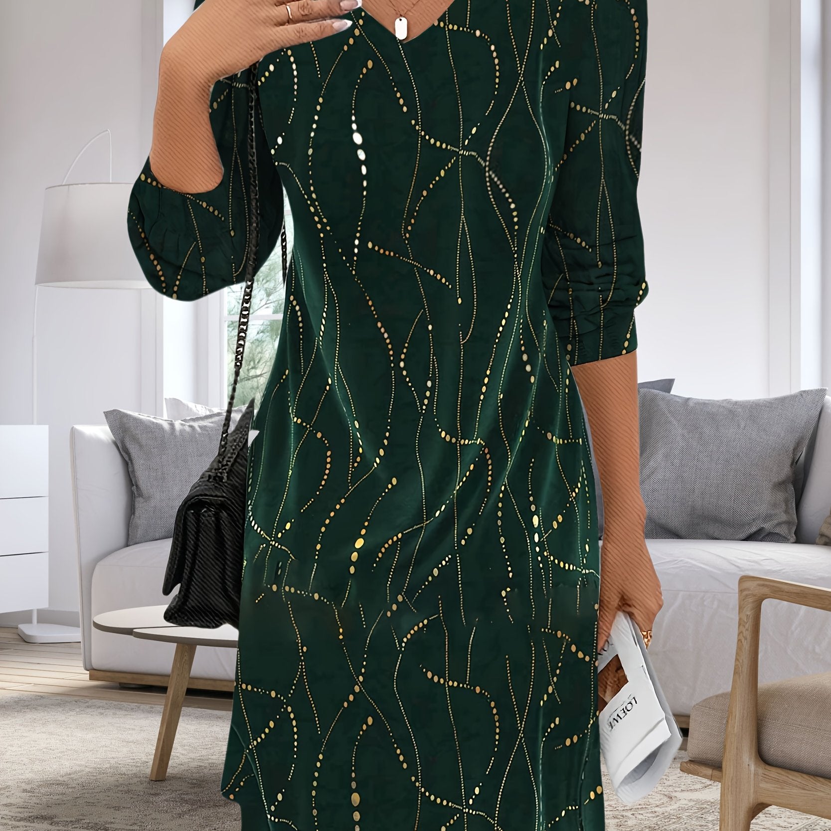 Green Loose-Fitting Party Dress with V-Neck and Gold Details
