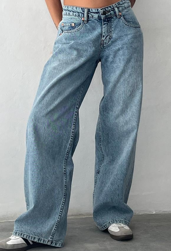 Comfortable Women's Low-Rise Jeans with Wide Legs