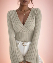 Leona - Chic top with long sleeves and V-neck