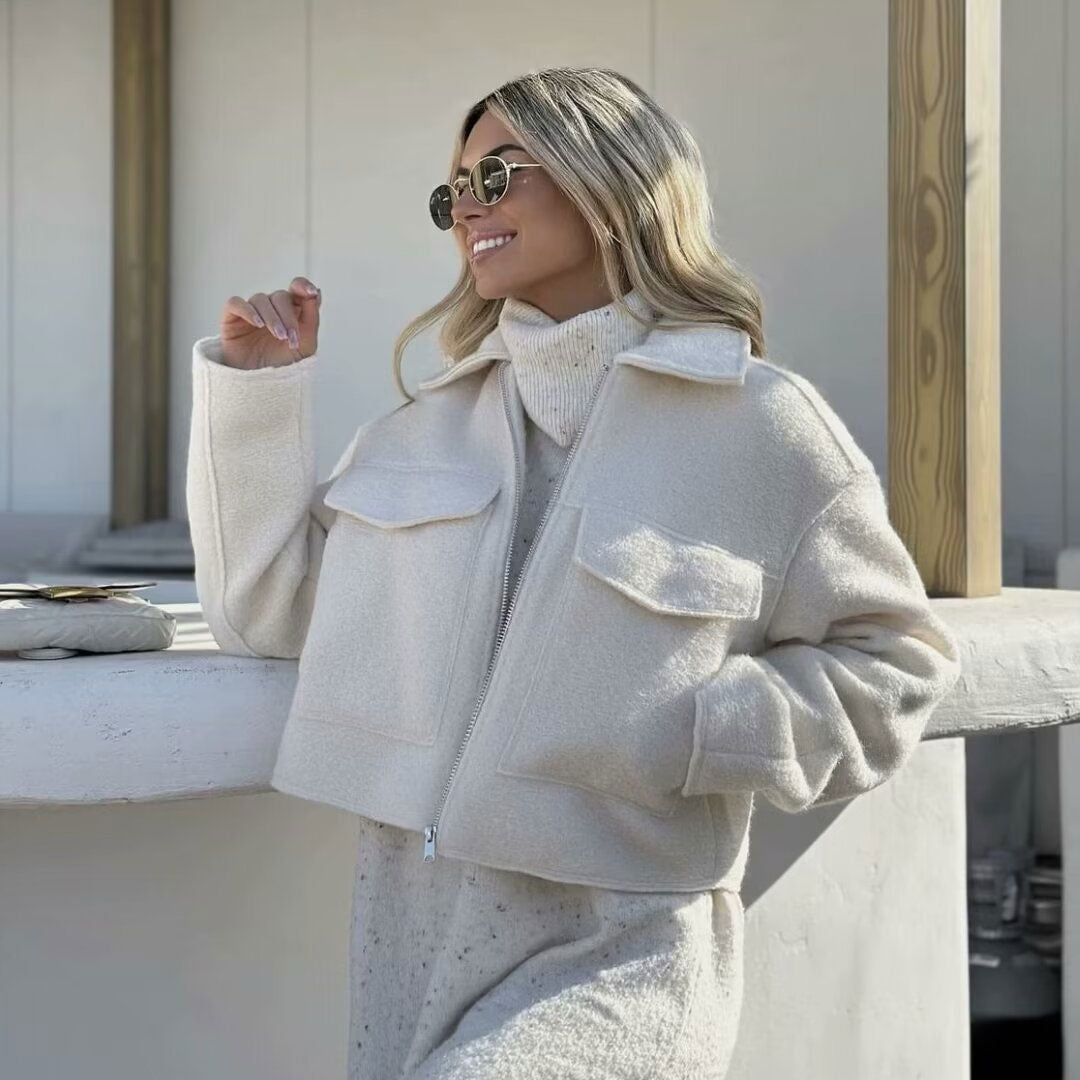 Korte_Cargo-Jacke_van_Zachte_Kunstwolle_met_Rits_en_Ruime_Tassen__Trendy_en_Functioneel_voor_Herfst_en_Winter_0.jpg