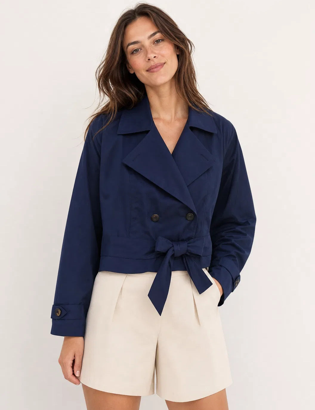 Lilia_-_Korte_stijlvolle_trenchcoat.webp
