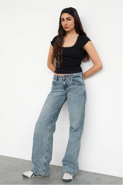 Comfortable Women's Low-Rise Jeans with Wide Legs
