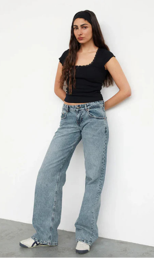 Comfortable Women's Low-Rise Jeans with Wide Legs