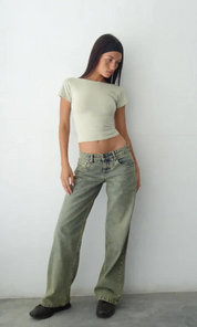 Comfortable Women's Low-Rise Jeans with Wide Legs