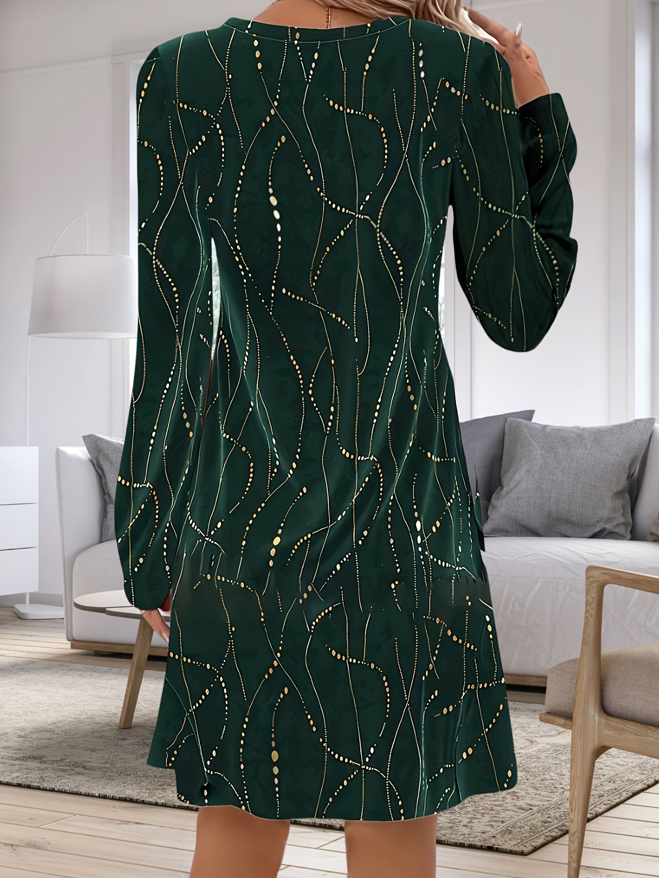 Green Loose-Fitting Party Dress with V-Neck and Gold Details