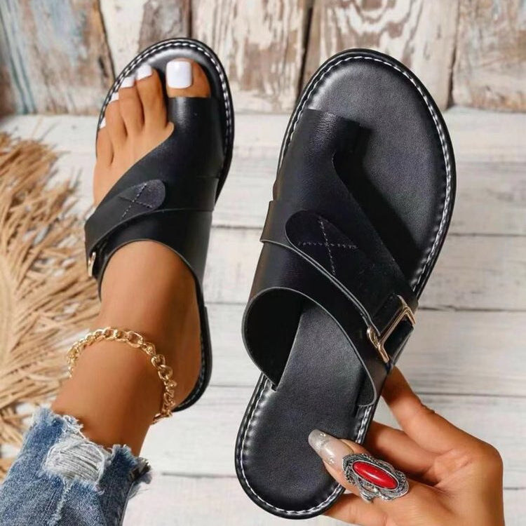 Comfort teen sandals with buckle detail and flat sole