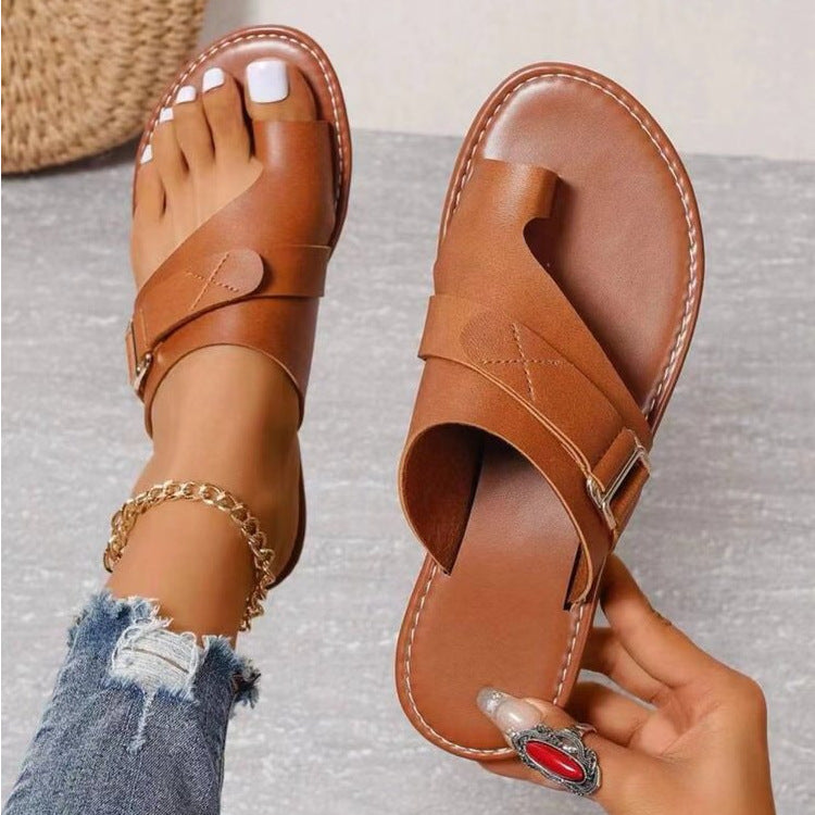 Comfort teen sandals with buckle detail and flat sole