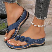 Comfort teen slippers with flower detail and wedge heel for women