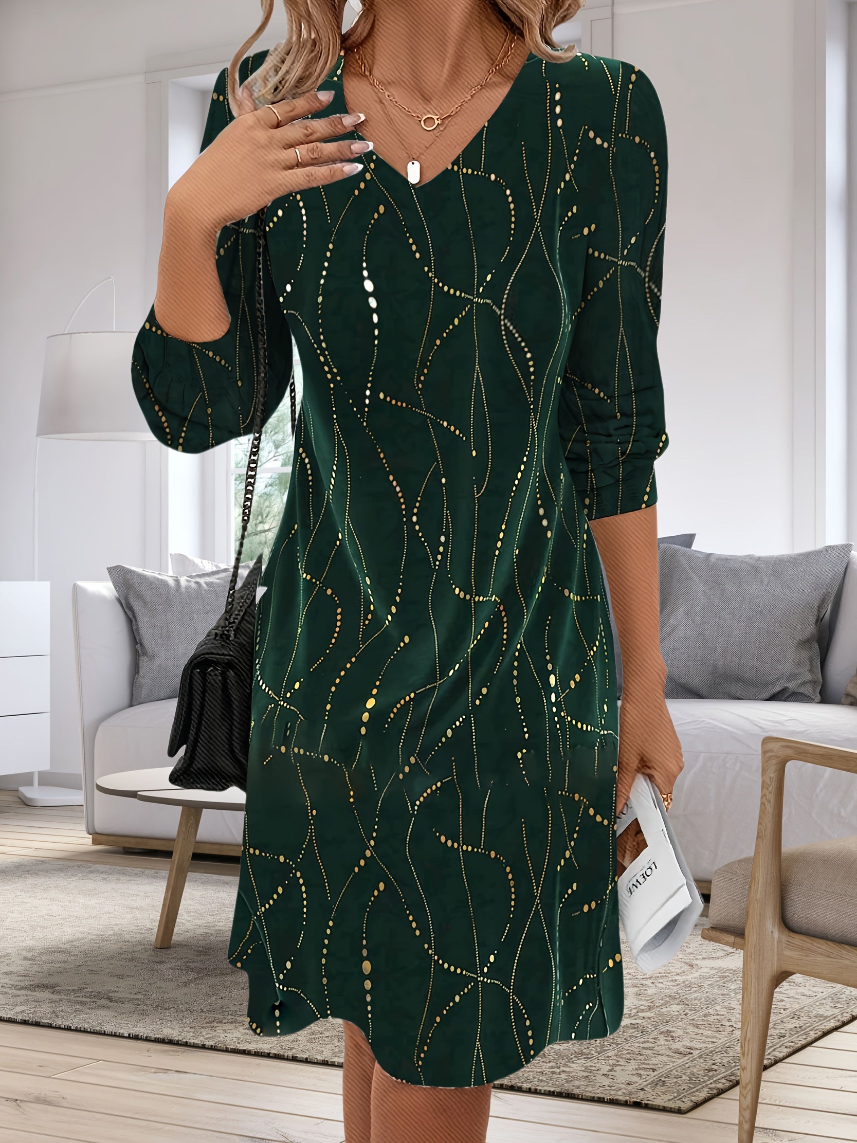 Green Loose-Fitting Party Dress with V-Neck and Gold Details