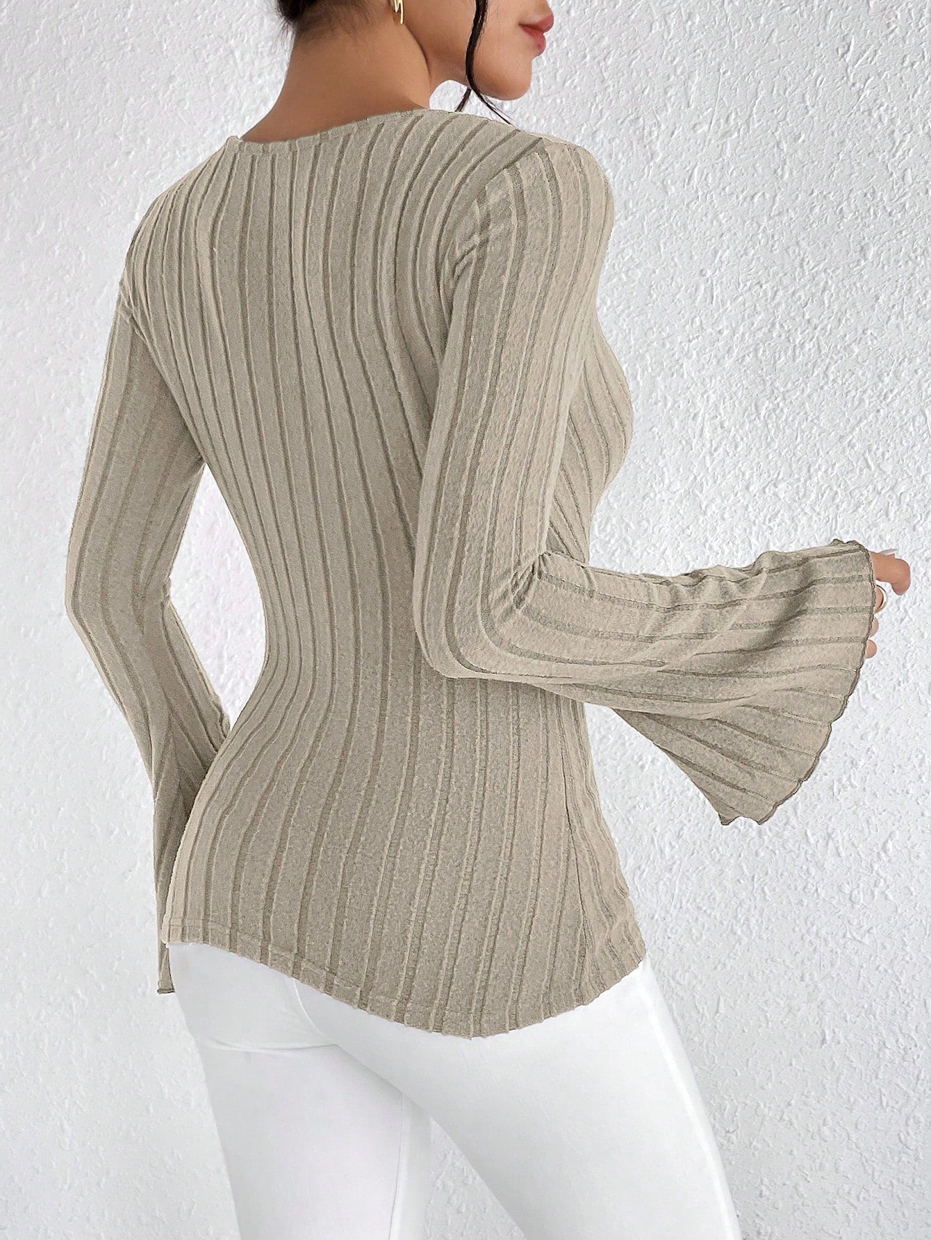 Leona - Chic top with long sleeves and V-neck