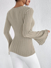 Leona - Chic top with long sleeves and V-neck