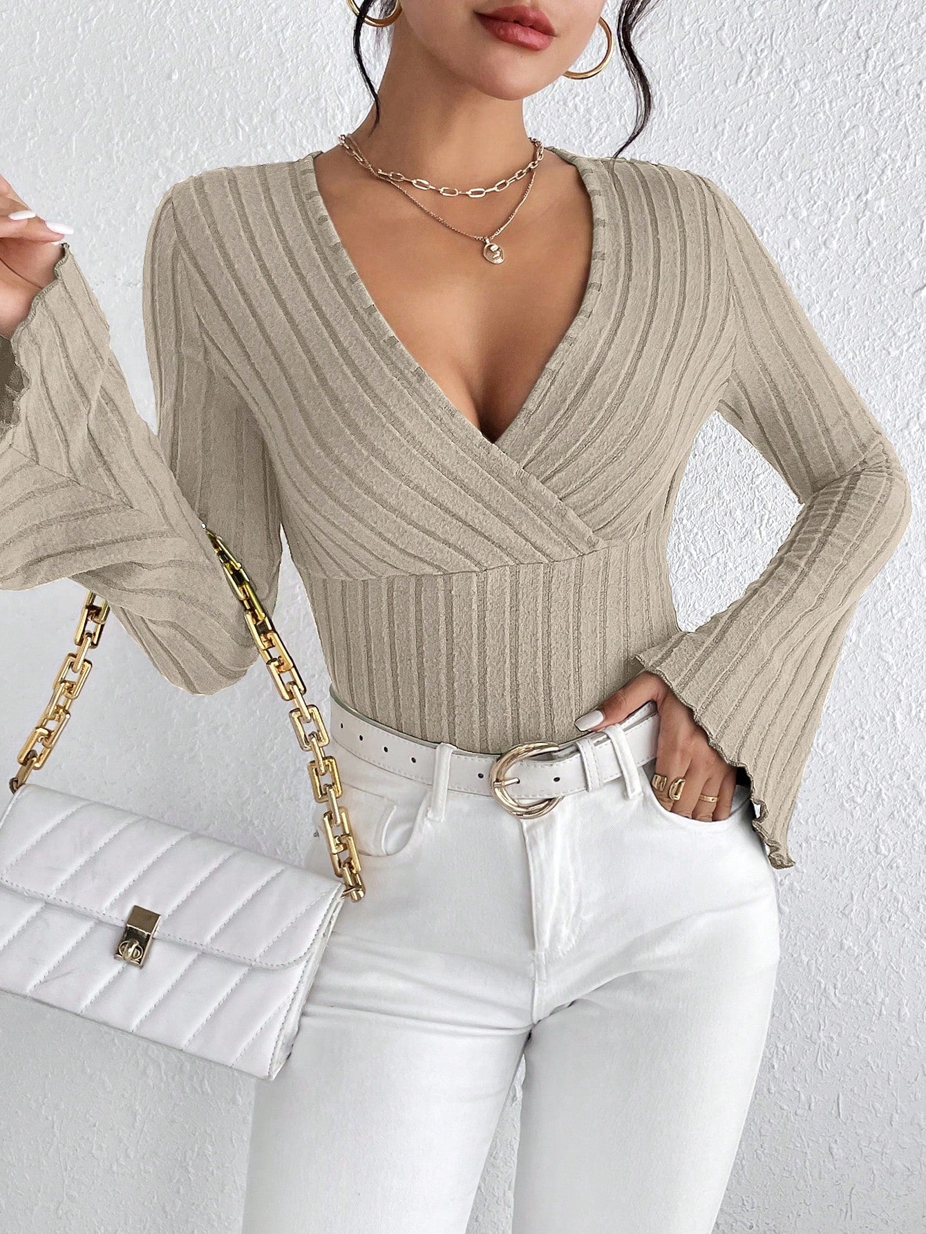 Leona - Chic top with long sleeves and V-neck